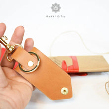 Load image into Gallery viewer, personalized leather Photo keychain - Rokkigifts
